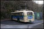 In Solingen Burg gibt es die einzige Bus Drehscheibe in Deutschland. Die fehlende Wendemglichkeit fr die alten Busse machte diese Konstruktion erforderlich. Sie wird heute noch wie hier am 12.5.2015 von dem Oldtimer Bus Nr. 59 regelmig bei seinen Sondereinstzen genutzt. Hier beginnt gerade der Drehvorgang.