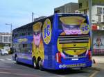 Frankreich, Languedoc-Roussillon, Hrault, Montpellier Sabines (an der Trambahn Linie 2): ein megabus.com (VanHool TX27 astromega) auf der Fahrt nach Spanien.