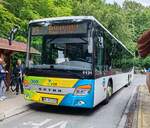 Setra S 418 der VVR bernimmt Fahrgste an der Haltestelle Knigstuhl auf Rgen, 06-2024