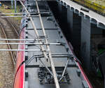 Schweizer Technik in Skandinavien, hier in der dnischen Hauptstadt Kopenhagen beim Kbenhavns Hovedbanegrd (Kopenhagen Hauptbahnhof) ber den Gleisen der S-Bahn (S-tog, dnisch fr S-Zug) sind Deckenstromschiene CR von Furrer+Frey (Bern) verbaut, wie hier am 20 Mrz 2019 zusehen. 

Vor ber 30 Jahren hat die Firma Furrer+Frey AG die Idee der Deckenstromschiene als Alternative zur konventionellen Fahrleitung aufgegriffen. Seither wurde die Deckenstromschiene vom ersten Prototyp bis zum aktuellen Furrer+Frey  -System fr Hochgeschwindigkeits-Anwendungen permanent weiterentwickelt. Auf diese Weise entstand ein technisch ausgereiftes Produkt, welches von unseren Kunden in ber 30 Lndern geschtzt und anerkannt ist und seither mit einer Gesamtlnge von ber 2000 km in Tunneln, Verladeanlagen, auf beweglichen Brcken und in Unterhaltshallen installiert wurde. 

Bereits 1988 konnten auf einem Versuchsabschnitt 140 km/h erreicht werden. Die Deckenstromschiene wurde anschlieend mit gefederten Tragwerken ausgestattet, welche durch ihre schwingungsdmpfenden Eigenschaften Kontaktkraftspitzen bei der Stromabnahme reduzieren. Zustzlich wurde ein neues Stromschienenprofil mit Innenrippen gestaltet, die in die Nuten der Stolaschen eingreifen. Dies verbessert die Lagegenauigkeit am bergang zwischen zwei Stromschienenprofilen. Mit diesen technischen Innovationen wurde im Jahre 2004 die erste Deckenstromschienenanlage in Betrieb genommen, welche planmig mit 200 km/h befahren wird. Der nchste Meilenstein, die TSI-konforme Auslegung der Deckenstromschiene mit all ihren Komponenten fr 250 km/h, wurde 2012 erreicht!

Messfahrten mit dem ICE-S-Messzug der Deutschen Bahn bis 275 km/h haben nachgewiesen, dass die Deckenstromschiene System Furrer+Frey  mit 250 km/h ohne Einschrnkungen und unter Einhaltung der Grenzwerte gem EN 50367 befahren werden kann. Bei den Messfahrten wurden sogar 302 km/h erreicht. Weltrekord

Quelle: Furrer + Frey 
