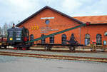   Der DEMAG Dampfkran / -bagger mit einem zweiachsigen Schutzwagen am 26.03.2016 ausgestellt im Deutschen Dampflokomotiv-Museum DDM in Neuenmarkt-Wirsberg.