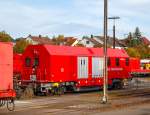 Vierachsiger Hilfszugwagen D-DB  97 80 9 370 002-4 der DB Netz AG Notfalltechnik, Standort Fulda, hier am 05.10.2015 in Fulda.