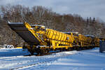 Plasser & Theurer Material-, Förder- und Siloeinheiten MFS 38 (teilweise BSW 2000 - Bunker-Schüttgut-Wagen genannt) der HERING Bahnbau, Burbach, Nr. 3, Schweres Nebenfahrzeug Nr. D-HGUI 99 80 9552 121-2, ex 97 19 22 550 17-5, ist am 09 Januar 2021 auf dem Betriebshof der Westerwaldbahn (WEBA) auf der Bindweide bei Steinebach/Sieg abgestellt.

Diese MFS 38 wurde 1993 von Plasser & Theurer gebaut, wobei als Fahrgestell ein vierachsiger ehemaliger Drehgestell-Flachwagen der Gattung Rs 680 (ex SSlmas 53), der 1962 von M.A.N. im Werk Nürnberg unter der Fabriknummer 146868 gebaut wurde, Verwendung fand. Diese Wagen wurden Plasser & Theurer vom Kunden beigestellt. 