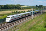 ICE-Testzug fhrt bis zu 405,0 km/h und sammelt wichtige Erkenntnisse fr den Hochgeschwindigkeitsverkehr. Die DB und Siemens Mobility haben bei Testfahrten einen neuen Geschwindigkeitsrekord fr die Strecke Erfurt–Leipzig/Halle erreicht. Die Fahrten liefern wichtige Erkenntnisse fr die Sanierung von Schnellfahrstrecken sowie die technische Weiterentwicklung von Hochgeschwindigkeitszgen.

Hier der ICE-S bei Testfahrten auf der Schnellfahrstrecke Erfurt-Leipzig/Halle bei Berlstedt am 27.06.2025. Der Zug besteht aus zwei modifizierten ICE-2-Triebkpfen (410 101 und 410 102), zwei Mittelwagen (810 101 und 810 102), sowie in der Mitte dem Prototyp-Wagen des „Velaro Novo“.  

Bild und Copyright: Deutsche Bahn AG / Fotograf Oliver Lang
