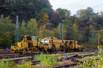 Die SSP 911 eine Deutsche Plasser  Schnellschotterplaniermaschine SSP 110 SW (Schweres Nebenfahrzeug Nr. D-DB 99 80 9425 077-1, ex 97 16 40 065 18-3), der DB Bahnbau Gruppe und dahinter die USM 641“Ruhpott“ eine Matisa Universal-Stopfmaschine B 66 U – D2 (einschl. Schotter-Kehrbürste am Anhänger)  der DB Bahnbau Gruppe (Schweres Nebenfahrzeug Nr. D-DB 99 80 9424 026-9, ex 97 43 38 002 17-9), ex DB Netz AG, sind am 29.10.2022 in Betzdorf (Sieg) abgestellt.