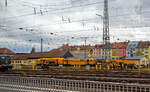 Eine Plasser & Theurer Universalstopfmaschine UNIMAT 09-32/4S DYNAMIC und ein Plasser & Theurer Universalschotterplaniermaschine USP 2000 SWS beide von der DB Bahnbau Gruppe sind am 17 April 2023 beim