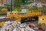 Vierachsiger Drehgestell-Flachwagen, 37 80 3999 048-6 D-HGUI, der Gattung Res als Kran-Schutzwagen auslegerseitig zum KIROW Multi Tasker KRC 810 T (D-HGUI 99 80 9419 024-1), u.a. beladen mit der Traverse, Anschlagmittel und sonstiges Zubehör), am 29 September 2025 beim Bahnhof Betzdorf/Sieg.

TECHNISCHE DATEN:
Spurweite: 1.435 mm (Normalspur)
Länge über Puffer: 19.900 mm
Drehzapfenabstand: 14.860 mm
Achsabstand im Drehgestell: 1.800 mm
Länge der Ladefläche: 18.660 mm
Ladefläche: 50,5 m
Höchstgeschwindigkeit: beladen 100 km/h / leer 120 km/h
Eigengewicht: 24.000 kg
Maximale Ladegewicht: 56,0 t (ab Streckenklasse C)
Kleinster bef. Gleisbogenradius: 75 m
Bremse: KE-G