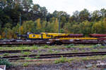 Der 150 t Gleis- und Eisenbahndrehkran (EDK) KIROW Multi Tasker KRC 1200, D-HGUI 99 80 9419 041-5 „IDEFIX“ der HERING Bahnbau GmbH in Burbach-Holzhausen, ist am 19 Oktober 2025 im Rbf Betzdorf/Sieg abgestellt. Leider stehen noch auf den Gleisen davor andere Wagen. Nach der Gewichtsklasse hätte der Kran eher den Namen „Obelix“ verdient und nicht den Namen nach Hund von Obelix „Idefix“. 

Rechts vor dem Kran ein vierachsiger Drehgestell-Flachwagen, Nummer unbekannt, der Gattung Res als Kran-Schutzwagen auslegerseitig beladen mit langen Traversen. 