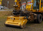 SEPPI Baggermulcher BMS 150 der HeringBau, angebaut an einen ATLAS-TEREX Zweiwegebagger 1604 ZW der Westerwaldbahn abgestellt am 07.02.2022 in Betzdorf-Alsdorf.