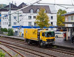 Das Zweiwege-Ultraschall-Schienenprüffahrzeug SPF 101, ein ZARGO - Mercedes-Benz Actros 1832 der Sperry Rail Services Berlin (ex Fahrzeug der Pethoplan GmbH), D-SESAF 99 80 9906 059-7 (eingestellt durch die SES Aus- und Fortbildung e.K., Horst, 97 59 03 536 60-8, fährt am 29 September 2025 auf Messfahrt durch den Bahnhof Betzdorf/Sieg in Richtung Siegen. 

Das Basis Fahrzeug ist ein Mercedes-Benz Actros 1832 K, der Aufbau und die Schienenfahrtechnik wurde 2006 von der ZAGRO Bahn- und Baumaschinen GmbH in Bad Rappenau-Grombach unter der Fabriknummer 3610 gebaut. Für die Straße trägt es das Kennzeichen B-FP 693. 
