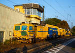 Die Plasser & Theurer Universalstopfmaschine UNIMAT 09-475/4S, Schweres Nebenfahrzeug Nr. D-DGU 99 80 9424 001-2 und die Plasser & Theurer Schnellschotterplaniermaschine SSP 110 SW, Schweres Nebenfahrzeug Nr. 99 80 9425 068-0 D-DGU, sind am 05.09.2021 im Bahnhof Haiger vor dem Stellwerk Fahrdienstleiter (Hf) abgestellt.

Die UNIMAT 09-475/4S eine Kombinierte Gleis- und Weichenstopfmaschine wurde 2011 von Plasser & Theurer unter der Fabriknummer 1358 gebaut und an die DGU geliefert.

TECHNISCHE DATEN der Unimat 09-475/4S:
Spurweite: 1.435 mm
Länge über Puffer: 31.540 mm
Drehzapfenabstände: 6.400 mm / 3.500 mm / 14.000 mm
Achsabstände im Drehgestell: 1.800 mm
Lauf- und Triebraddurchmesser: 920 mm (neu)
Anzahl der Achsen: 8
Gesamtwicht: 122,6 t
Anhängelast: 50 t
Höchstgeschwindigkeit: 100 km/h
Bremse: KE-GP mZ K
kleinster befahrbarer Radius: R 150
zul. Streckenklasse: D4 und höher
zur Mitfahrt zugelassene Personen: 5
