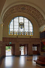 
In der Haupthalle  des Empfangsgebudes vom Bahnhof Bad Homburg, der Hauptausgang zum Vorplatz, am 11.08.2014. 

In der Fenstermitte das Wappens des Knigreichs Preuen mit dem Kniglich-Preuischen Adler.