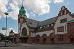   Das Empfangsgebude vom Bahnhof Bad Homburg von der Straenseite am 11.08.2014.