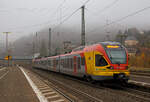 Der 5-teilige Stadler Flirt 429 048 / 548 der HLB (Hessischen Landesbahn) fhrt am 12.112021, als RE 99  Main-Sieg-Express  vom Bahnhof Dillenburg weiter in Richtung Siegen.