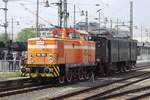 V60 1284 rangiert mit E 77-10 in Dresden Hbf am 11 April 2014.