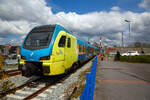 Zwei gekuppelte vierteilige Stadler FLIRT der WestfalenBahn GmbH (WFB), ein Unternehmen der Abellio GmbH erreichen am 01.05.2022, als RE 15 „Emsland-Express“ den Bahnhof Emden Auenhafen.