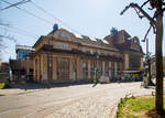 
Das Empfangsgebäude vom Bahnhof Frankfurt (Main) Süd am 07.04.2018.

Der Bahnhof Frankfurt (Main) Süd (auch Frankfurter Südbahnhof genannt) ist einer von vier Fernbahnhöfen in Frankfurt am Main. Im Gegensatz zum Hauptbahnhof ist er kein Kopfbahnhof, sondern ein Durchgangsbahnhof und zählt neun Gleise an fünf Bahnsteigen. Er ist Halt für Züge des Schienenpersonenverkehrs (Fern- und Nahverkehr) sowie des öffentlichen Personennahverkehrs (U-Bahn, Straßenbahn und Bus).

Der heutige Südbahnhof wurde am 15. November 1873 unter der Bezeichnung Bebraer Bahnhof eröffnet. Die bis 1866 kurfürstlich-hessische, dann preußische Staatsbahn von Bebra in Nordhessen über Fulda und Hanau nach Frankfurt, die Bebraer Bahn, nahm an diesem Tage ihre neue südmainische Strecke zwischen Hanau und Frankfurt in Betrieb, wodurch Sachsenhausen und Offenbach direkten Anschluss an diese Strecke erhielten. Sie ist bis heute die wichtigste Schienenverbindung zwischen Frankfurt einerseits und Leipzig, Berlin, Hannover, Bremen und Hamburg andererseits

1914 wurde das bis heute erhaltene Empfangsgebäude eröffnet. In seinen reduzierten Jugendstilformen ähnelt es etwas dem im gleichen Jahr eröffneten Bahnhof Frankfurt-Höchst. Als der unterirdische U-Bahn-Anschluss gebaut wurde (abgeschlossen 1984), wurde fast das gesamte Empfangsgebäude abgetragen und nach Ende der Tunnelarbeiten wiedererrichtet. Es beherbergt seitdem auch ein Bürgerhaus und Kulturzentrum. Die ursprünglich vorhandene eiserne Bahnsteighalle wurde Anfang der 1960er Jahre abgerissen.