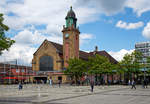 
Das Empfangsgebäude Hagen Hauptbahnhof am 20.05.2017. 

Das neobarocke, vom Architekten Walter Morin geplante und am 14. September 1910 eingeweihte Empfangsgebäude, das aus Ziegelsteinen gebaut und teilweise mit Sandstein verkleidet ist, überstand den Bombenhagel des Zweiten Weltkriegs zwar nicht unversehrt, wurde im Gegensatz zu anderen Bahnhöfen im Ruhrgebiet aber nicht vollständig zerstört, wodurch es noch heute zu bewundern ist. 