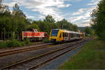   Am frühen Abend des 20.08.2020 im Bahnhof Herdorf:   Während die WLE 53  Kreis Soest  (92 80 1275 505-6 D-WLE), eine MaK G 1206 der Westfälische Landes-Eisenbahn GmbH aus Lippstadt,