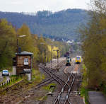 Hochbetrieb am 30.04.2021 in Herdorf:   Der VT 507 (95 80 1648 107-8 D-HEB / 95 80 1648 607-7 D-HEB) der HLB (Hessische Landesbahn GmbH), ein Alstom Coradia LINT 41 der neuen Generation, erreicht, als