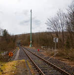 Die Hellertalbahn (KBS 462 / Strecke 2651) bei km 88,4 in Herdorf nahe dem Hp Knigsstollen am 18.03.2023.