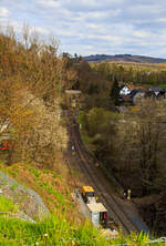 Der VT 501 (95 80 1648 101-1 D-HEB / 95 80 1648 601-0 D-HEB) der HLB (Hessische Landesbahn GmbH), ein Alstom Coradia LINT 41 der neuen Generation, hat am 27.04.2023, als RB 96  Hellertalbahn 