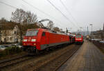 Die 152 076-6 der DB Cargo Deutschland AG fährt am 14.12.2021 mit einem sehr langen Autotransportzug der DB Cargo Logistics GmbH (ex ATG Autotransportlogistic GmbH) durch den Bahnhof Kirchen