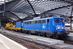 PRESS 140 046 schaut sichselbst und ein Gleisbauwagen in Köln Hbf am 8 Juni 2019.