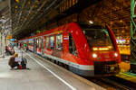 Nachts im Hauptbahnhof Köln am 06.06.2015 um 0:11 Uhr:  Der vareo 620 012 / 621 012 / 620 512, ein dreiteiliger Dieseltriebzug vom Typ ALSTOM Coradia LINT 81 der DB Regio NRW (VAREO), ist als RB