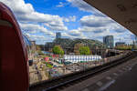 Blick auf die Hohenzollernbrücke in Köln vom Bahnsteig 11 des Hauptbahnhofes am 30.04.2023.