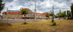 Ein Panoramabild vom Bahnhofsvorplatz auf die 298 m lange Fassade des Empfangsgebäudes vom Hauptbahnhof Leipzig am 11.06.2022.