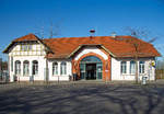 
Das Empfangsgebäude vom Bahnhof Mainz-Bischofsheim am 08.04.2018.

Der Bahnhof Mainz-Bischofsheim ist der Bahnhof der hessischen Gemeinde Bischofsheim (Kreis Groß-Gerau). Da Bischofsheim zwischen 1930 und 1945 ein Stadtteil von Mainz war und der Bahnhof danach nicht rückbenannt wurde, hat sich der Zusatz „Mainz-“ erhalten.

Im Personenverkehr wird Bischofsheim von S-Bahnen und Regionalzügen bedient, deutlich größer ist seine Bedeutung für den Güterverkehr, Mainz-Bischofsheim ist der größte Rangierbahnhof in der Region Frankfurt Rhein-Main.

Dies ist nicht das ursprüngliche von der Hessischen Ludwigsbahn errichtete Empfangsgebäude, welches noch erhalten ist aber ca. 500 m östlich steht und heute dem Güterbahnhof dient. 

Im Zuge der Umbauarbeiten an den Bahnhofsanlagen wurde 1904 dieses neue Empfangsgebäude errichtet, das heute noch in Betrieb steht. Es hat einen annähernd T-förmigen Grundriss. Aufgrund der Hanglage ist es straßenseitig eingeschossig, bahnsteigseitig zweigeschossig. Das wurde gleich Anfangs genutzt, um eine Fußgängerüberführung zu dem Inselbahnsteig anzulegen. 

Das neue Empfangsgebäude wurde in Hanglage als massiver zweigeschossiger Bau im zeitgenössischen Jugendstil errichtet. Die gemauerten Geschosse sind verputzt, die Zwerchgiebel des Querbaues sind in Fachwerk ausgeführt. Der Zugang zum Bahnhof liegt im 1. Obergeschoss. Von dort aus sind die Bahnsteige über einen Steg erreichbar.

Nach zahlreichen baulichen Änderungen wurde das Gebäude 2002/03, am historischen Original orientiert, von der Gemeinde Bischofsheim zurückgebaut und modernisiert.
