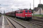 Mainz-Bischofsheim sieht am 30 Mai 2014 151 099 mit ein Kohlezug vorbei fahren.