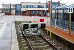 Die letzten Meter Gleis der Bahnstrecke Rheine–Norddeich Mole (KBS 395) und der Prellbock im Bahnhof Norddeich Mole, hier 14 Februar 2024. Hinten das Fährterminal der Reederei Norden-Frisia, für die Fähren nach den Nordseeinseln Juist und Norderney. Mit der Bahn kann man auch Fahrkarten bis Norderney durchbuchen, so geht man dann vom Bahnhof auf die Fähre.