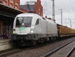 ES642 U2-101 mit Holzzug aus Richtung Wustermark nach Stendal-Niedergrne bei der Durchfahrt im Bahnhof Stendal.27.08.2011