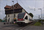 Radexpress Bodensee II. 

Bevor es losgeht muss erst noch der Seehas einfahren, der mich auf die Überholspur bringt und die Schwarzwaldbahn raus. Überraschend kommt kein Seehas, sondern ein Wiesentäler RABe 521 006 mit Basler Herzli. Konstanz, August 2024.