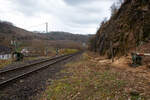 Stndig geschlossene alte Schranke (ehemalige Anrufschranke) bei km 87,8 (bei Herdorf-Sassenroth) der Hellertalbahn (KBS 462 / Strecke 2651), hier am 18.03.2023.