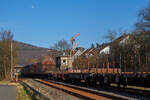 Nun hat der lange Übergabezug der KSW am 03.03.2023 im Bahnhof Herdorf Signal Hp 2 (Langsamfahrt) und die Fahrt nach Dillenburg beginnt.