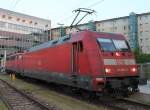 101 085-9+110 320-9 standen am Abend des 21.04.2011 am Auenbahnsteig im Hbf Mnchen.