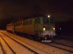 WAB61(142 118-9+DP52 142 134-6)kamen um 04.45 Uhr aus Stendal an und fuhren 2 Stunden spter wieder an den Holzzug nach Stendal-Niedergrne.Aufgenommen am 14.12.2010 um 06.20 Uhr