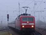 120 102-9 mit IC2409 von Rostock Hbf Richtung Kln Hbf bei der bereitstellung im Rostocker Hbf(23.01.2011)