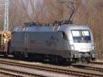 ES64 U2-100 wartet mit den Holzzug von Rostock-Bramow Richtung Stendal-Niedergrne auf die Ausfahrt.(26.02.2011)