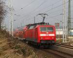 120 202-7 mit RE 4309 von Hamburg Hbf nach Rostock Hbf bei der Einfahrt im Rostocker Hbf.11.12.2011