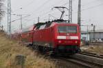 10 Minuten spter kam dann 120 205-0 mit RE 4307 Hamburg-Rostock bei der Einfahrt im Rostocker Hbf.12.12.2011