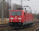 da konnte Sie noch so leise ankommen der Fotgraf hat sie dann schn erwischt 185 367-0 als Leerfahrt von Seddin nach Rostock-Seehafen bei der Einfahrt im Bahnhof Rostock-Seehafen.12.12.2011