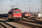 155 271-0 bei der Ausfahrt im BW Rostock-Seehafen.recht´s die abgestellten 232er.Rostock-Toitenwinkel 06.04.2012