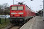 114 005-2 mit Warnemnde-Express(RE 18591)von Warnemnde nach   Berlin Hbf(tief)abgestellt im Bahnhof Warnemnde.22.04.2012