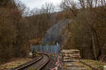 Die Hellertalbahn (KBS 462 / Strecke 2651) bei km 88,4 in Herdorf nahe dem Hp Knigsstollen am 17.03.2023.