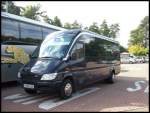 Mercedes Sprinter aus Deutschland auf einem Autobahnparkplatz.