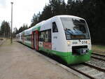 Auf dem Bahnhof Rennsteig gibt es wieder planmäßigen Bahnverkehr.So stand,am 05.April 2025,der STB VT102 und VT111 nach Erfurt zur Abfahrt bereit.Sogar eine Aufsicht mit roter Mütze,DR